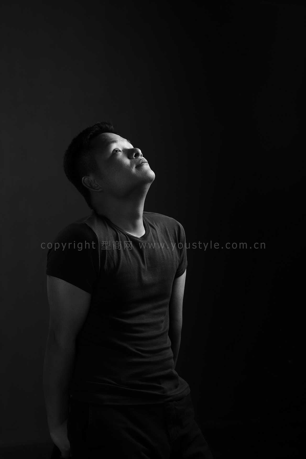 一组男青年的影棚人像摄影