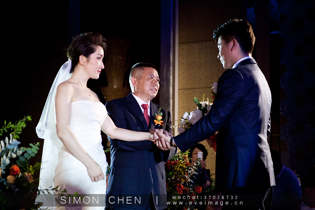 青岛.纪实婚礼中的幸福欢乐——纪实婚礼跟拍摄影师陈昕作品（图ZNDI0MDE3NTI=） - 人像摄影 - 站酷设计师婚礼摄影师陈昕原创素材 - 站酷ZCOOL