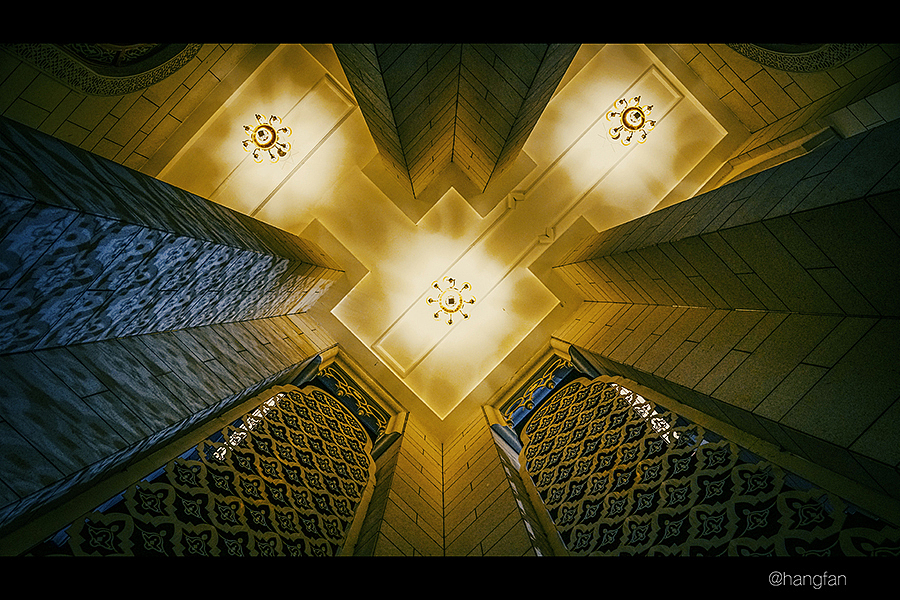 凌晨四点清真寺已经开始诵经