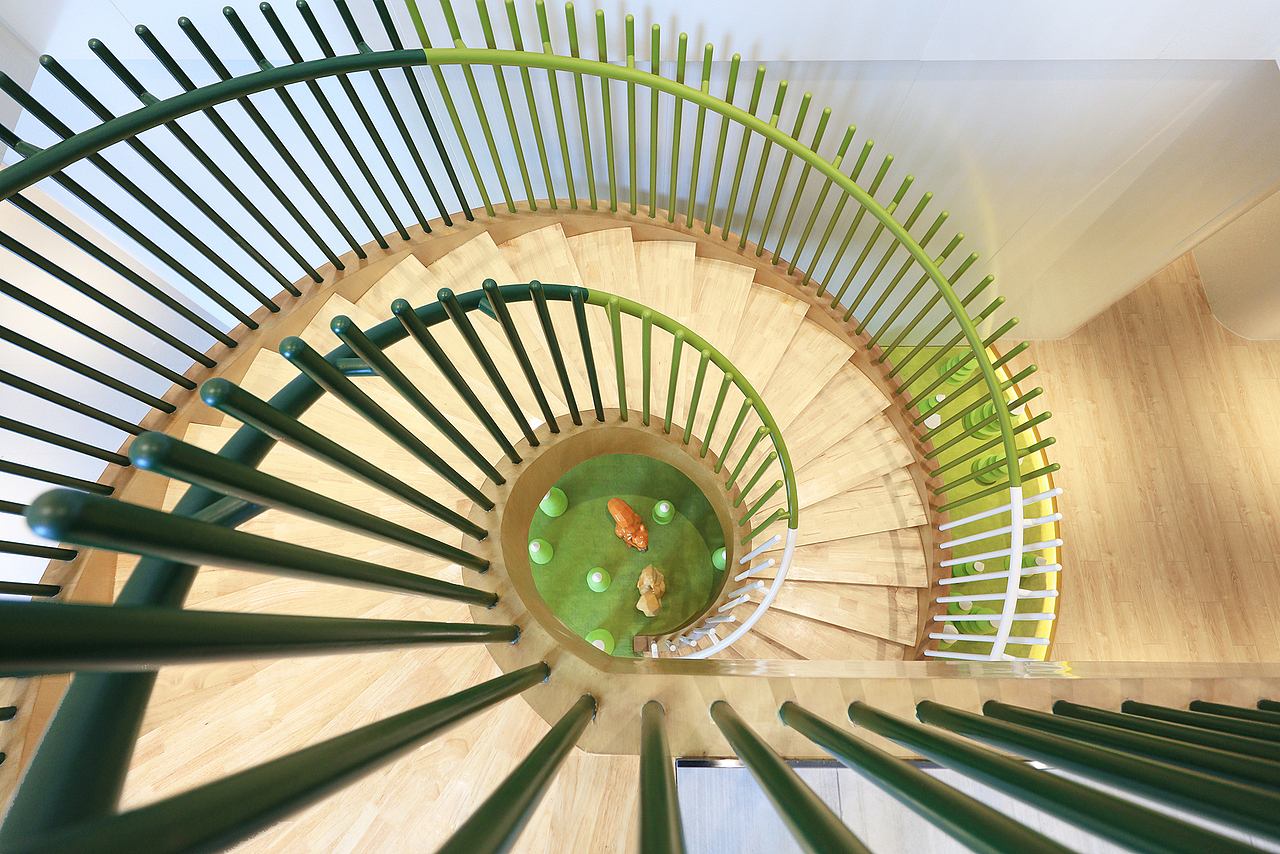 刘易斯的童话故事《爱丽丝梦游仙境》成为空间设计启发。峻佳在空间中引入富有童话色彩的装置,形状奇特的树,树般大小的松鼠,再搭配互动性旋转楼梯,孩子可以在这里充满好奇地探索,与空间互动。