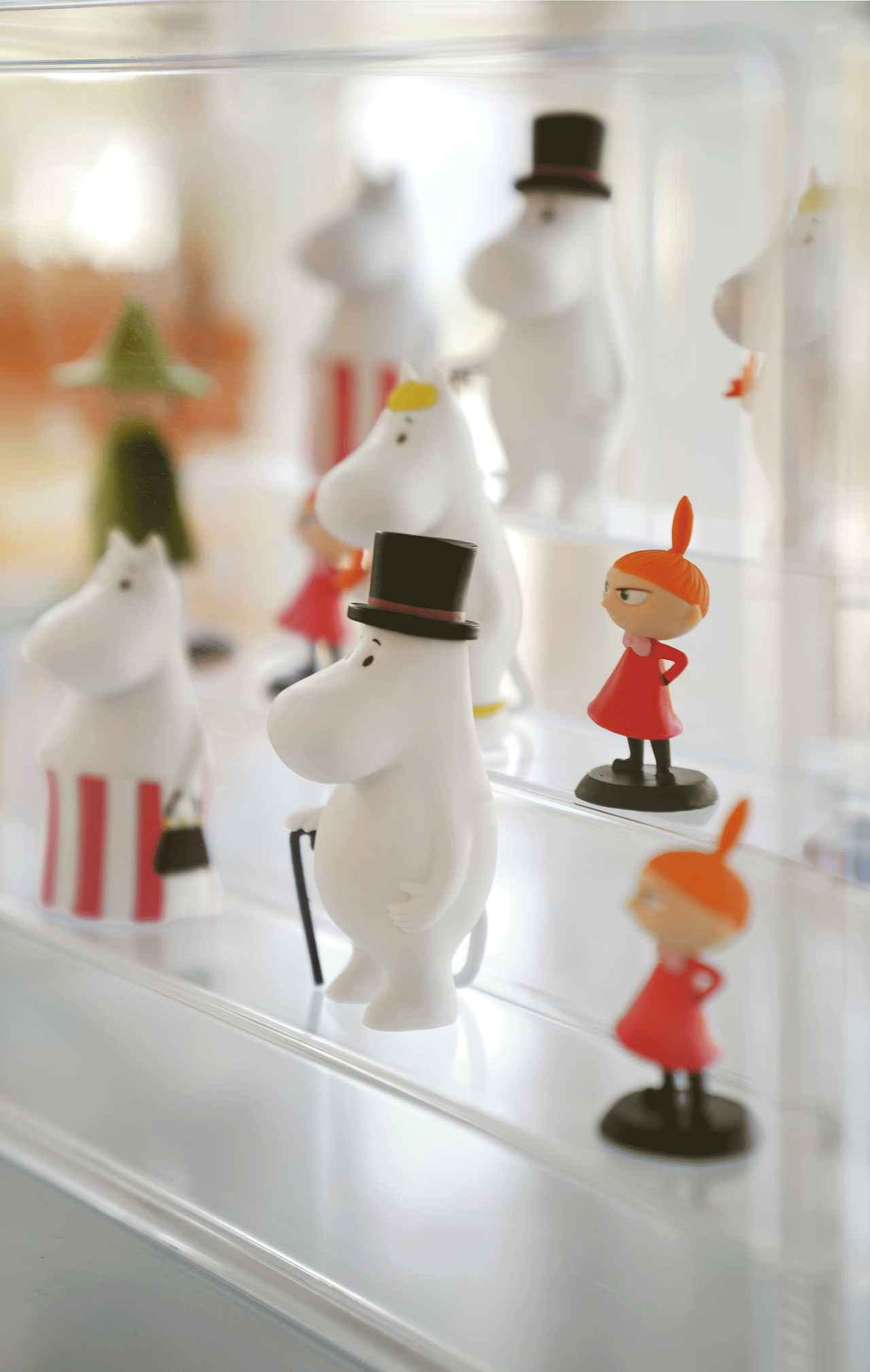 “让有趣的灵魂彼此激发，在彼此热爱的生活里闪闪发光”。峻佳设计将融创“i+美好生活体系”的主张落地，在悦城生活体验中心创造了一个网红式的童话探索体验空间，丰富多彩的社区生活业态尽情勾勒未来美好生活，创造属于彼此的生活灵感。
<br>感谢上海融创提供的相关资料<br><br>项目名称：上海临港悦城生活体验中心<br>开发商：港城集团 / 融创集团 / 雅戈尔<br>甲方设计团队：融创上海集团产品营造中心 / 融创上海公司研发设计部<br>项目地址：上海市浦东新区杞青路与麦冬路交叉口<br>项目面积：838㎡<br>设计单位：峻佳设计<br>主持设计：陈峻佳Kyle Chan<br>主案设计：Jimmy Ho / 彭钰杰<br>室内设计：Amber Ho / 李晓琳 / 张力旸 / 黄小冰 / 李松 / 郑瀚琛 / 罗家安<br>平面设计：Katie Ng / 何洛基<br>策划推广：Sophie Shu / Larrissa Yan / 王恒 / Amber Peng<br>空间摄影：欧金辉 / 王恒