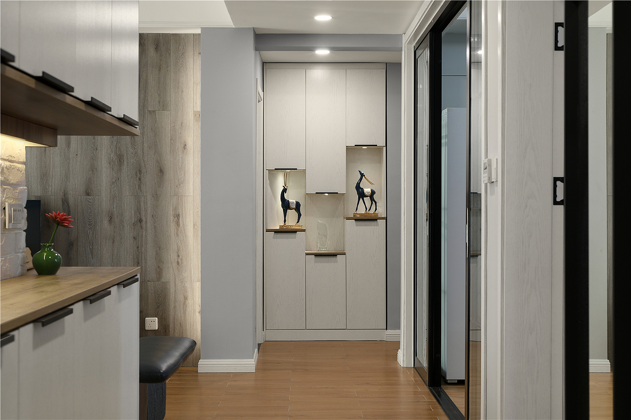 由于采用的是实木地板,每个空间之间没有太明确的划分,但是走廊尽头以