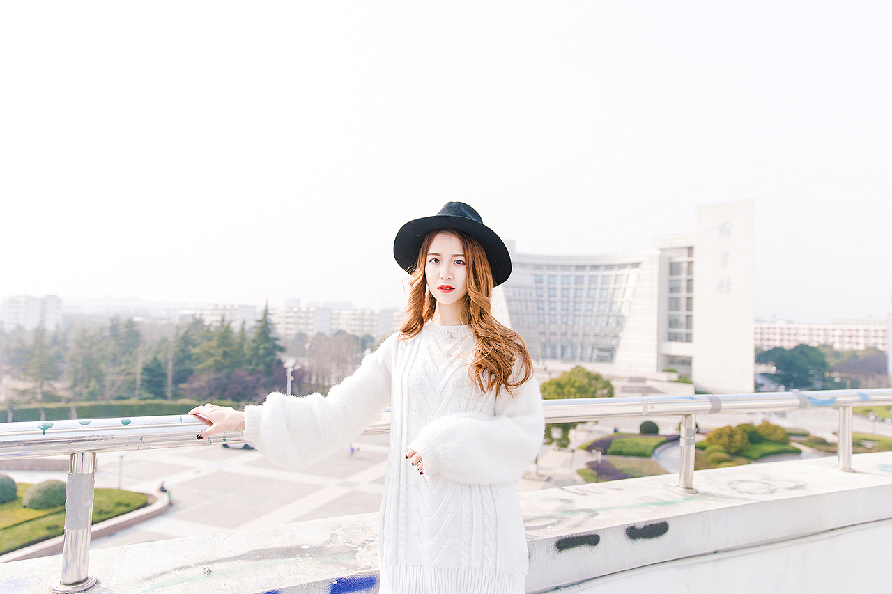 上海大学人像摄影/日系美女天台楼顶白色毛衣