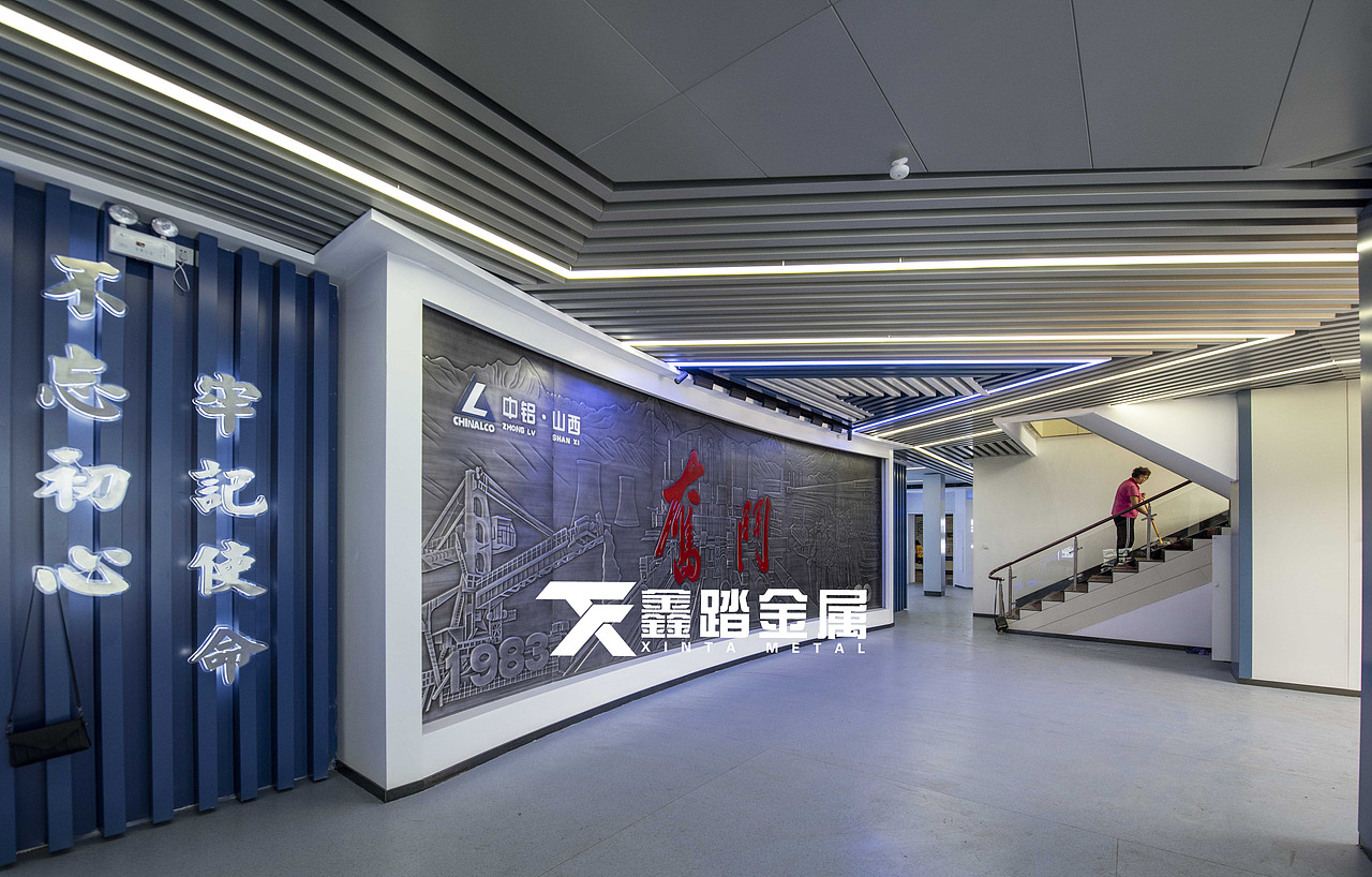 铝板雕刻壁画 大型壁画安装现场图