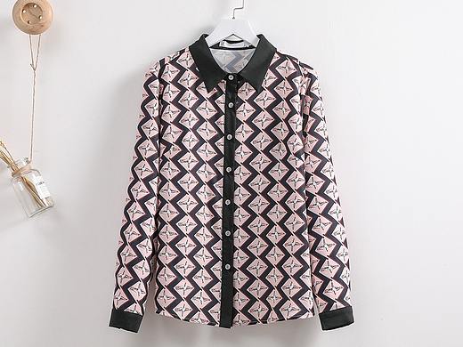 衬衣白底挂拍