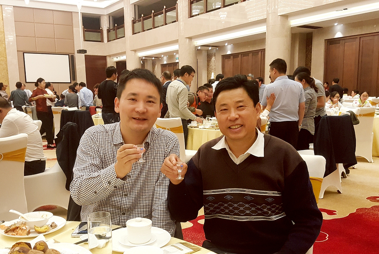 茅台酒节 捏塑“国酒”“国花”（图ZOTU2NzM4Njg=） - 人文/纪实摄影 - 站酷设计师hezems原创素材 - 站酷ZCOOL