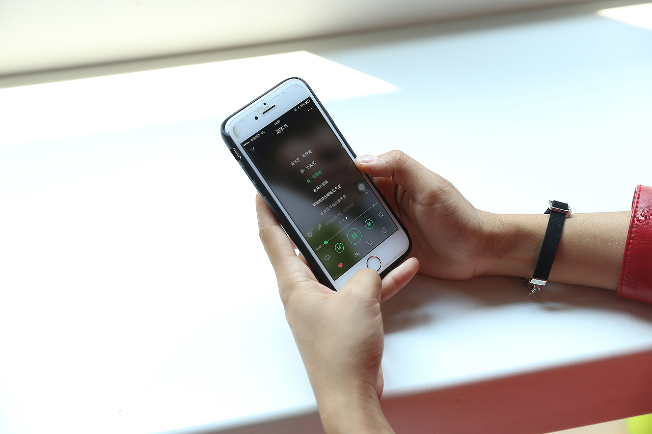 自拍的红衣美女（图ZOTIwNzExMjg=） - 人像摄影 - 站酷设计师知蜻电商原创素材 - 站酷ZCOOL