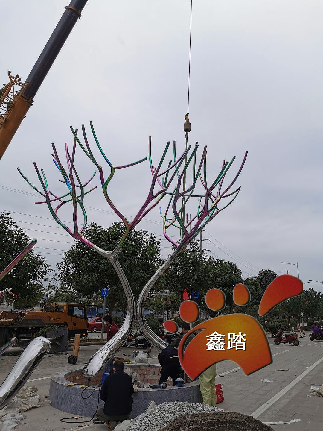 商业广场大型不锈钢七彩树枝雕塑完美无瑕