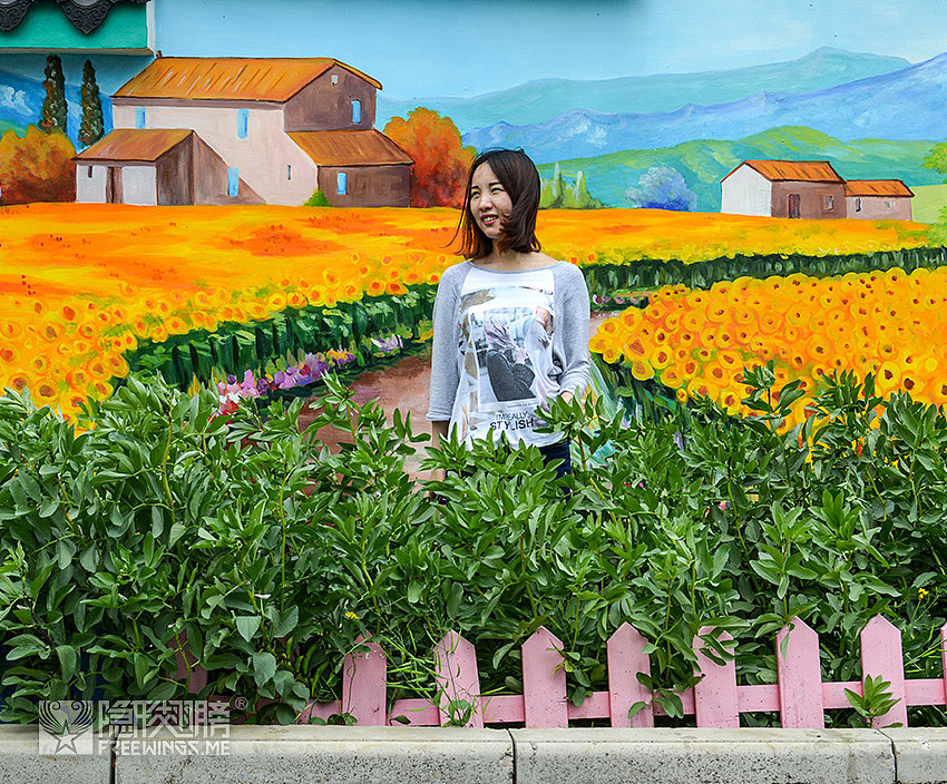 ▲ 瞧着,跨进去了一个姑娘,还在丛中笑~