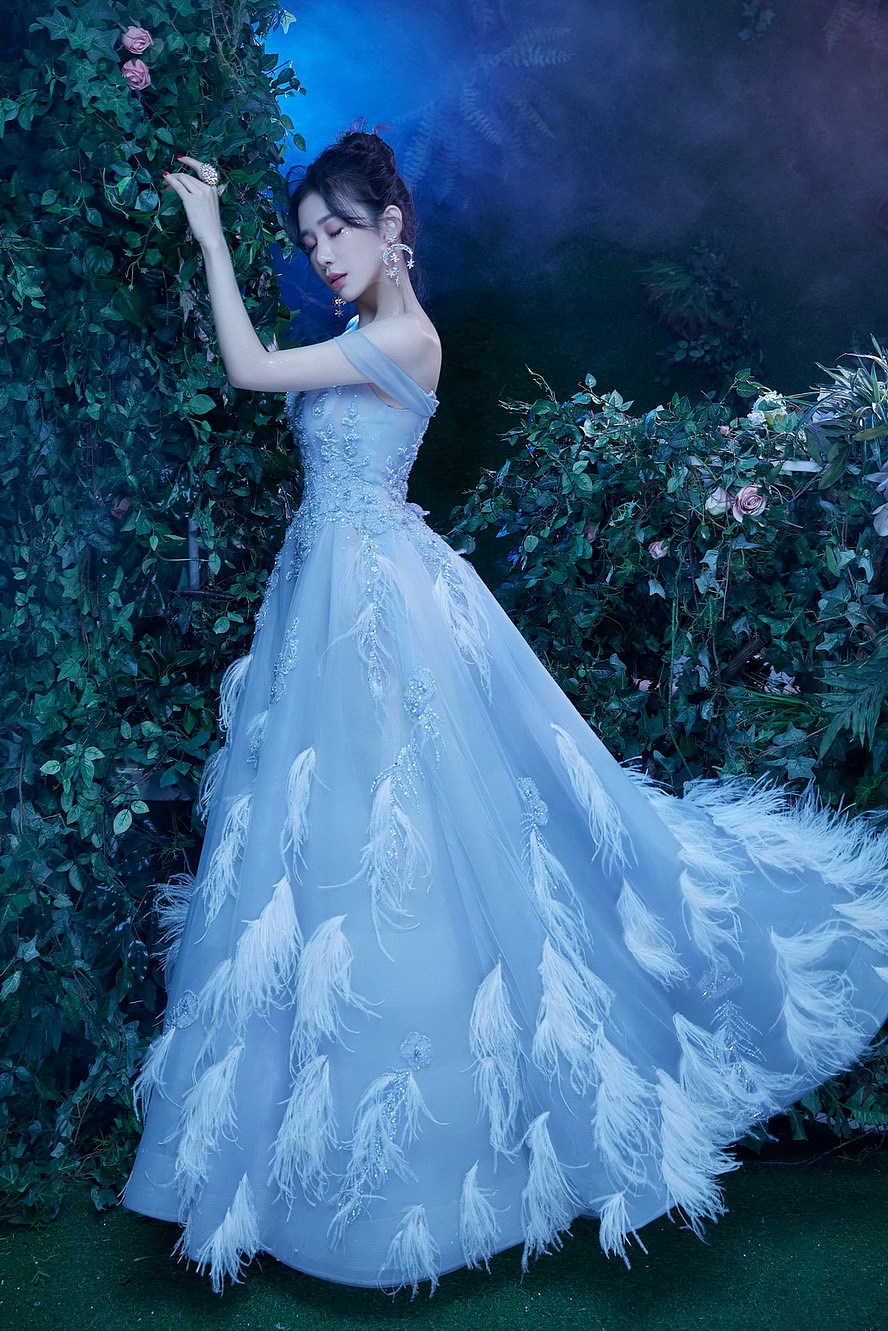 新生代演员佟玲写真花团簇拥比美仙子