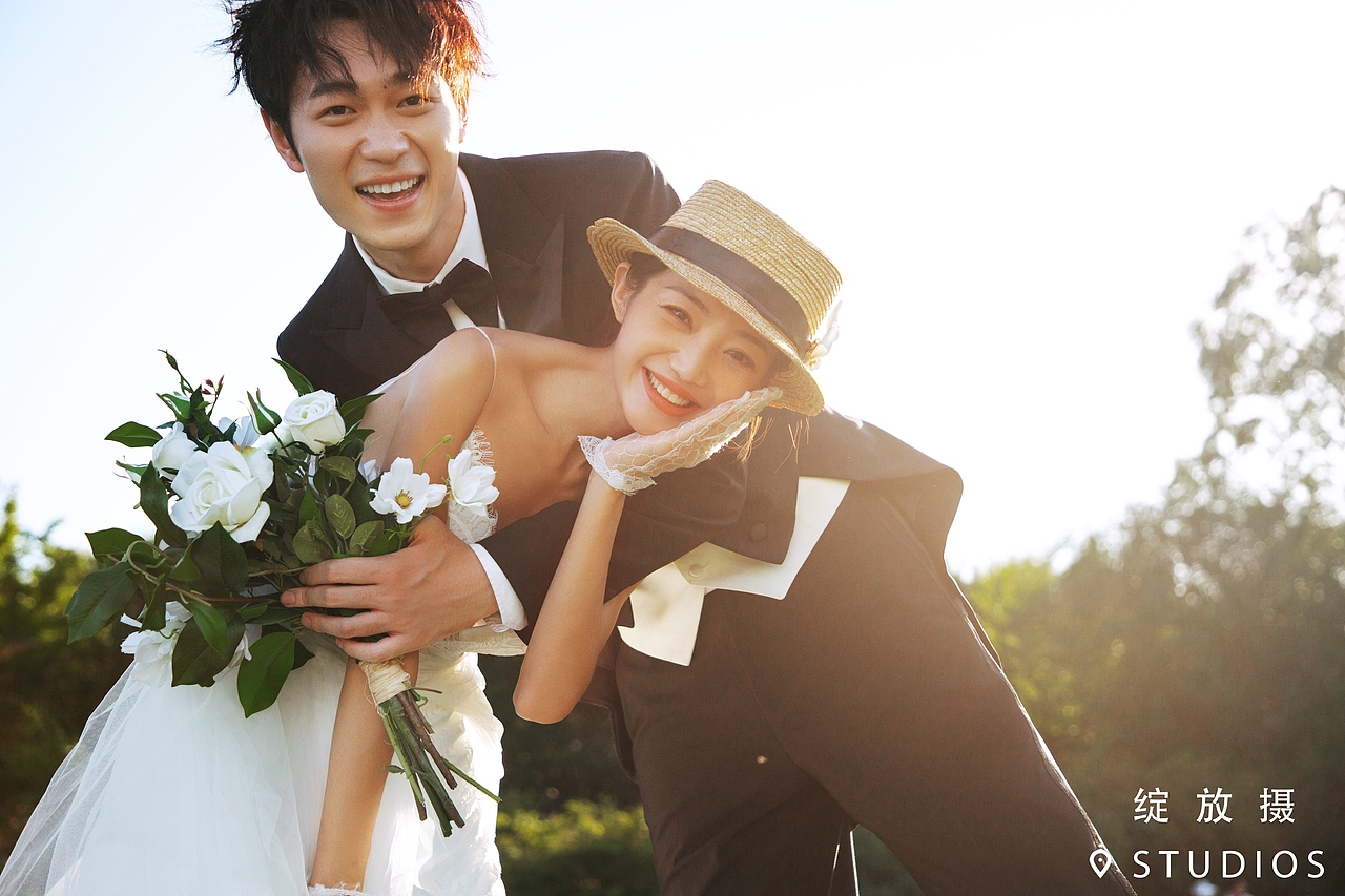 电影系草坪婚纱照🍃（图ZMjYyMTI3NzQw） - 婚礼摄影 - 站酷设计师绽放摄胶片摄影原创素材 - 站酷ZCOOL