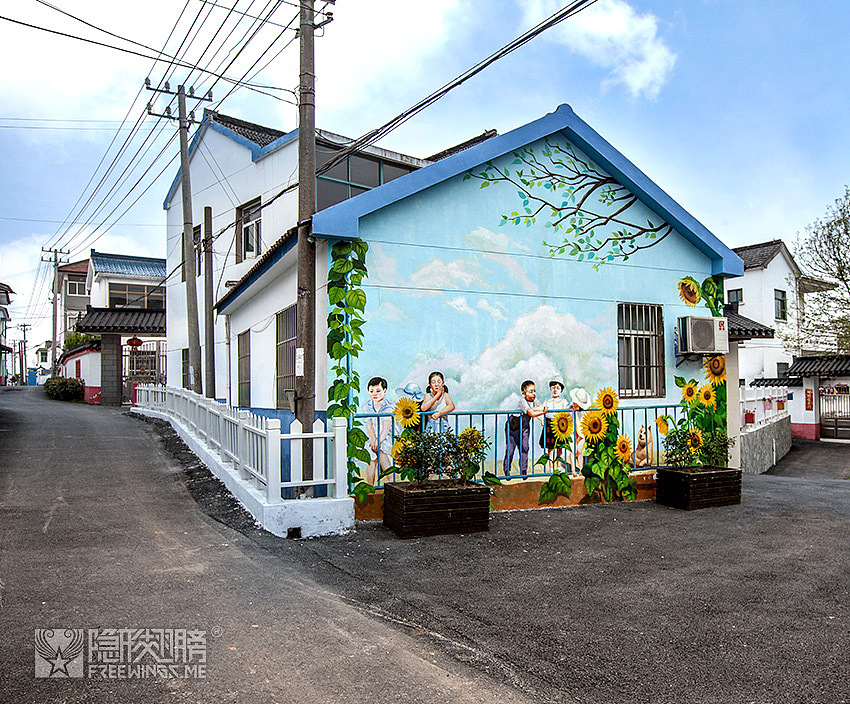 ▲ 墙角还趴着一群可爱的孩子,仿佛都听到了他们的谈笑。