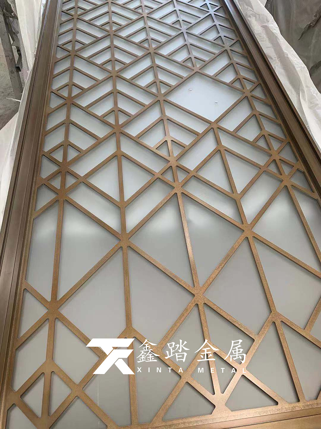 乱纹钛金实心铝板雕花中夹8mm白砂钢化玻璃隔断实拍图