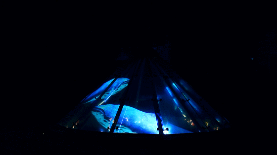 因为玻璃透明的属性,穹顶周围的墙壁也因为穹顶的关系而丰富多彩,与穹顶有了一个很好的呼应。