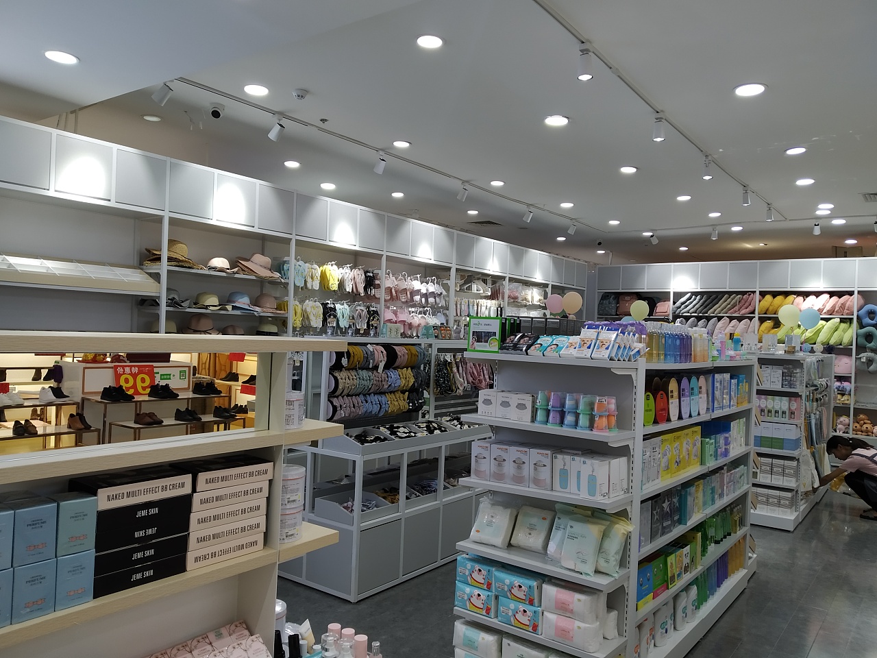 诺米货架nome货架名创优品精品店的装修技巧