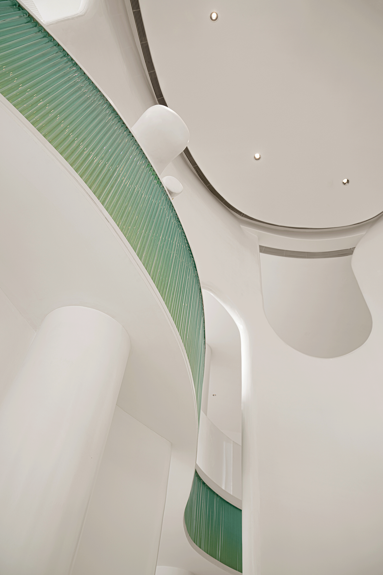 在这片幻想之境，我们赋予了咖啡连接人与人一起“做梦”的情感属性。墙面渐变的极光创造了沉浸式的美学体验，蜿蜒的门洞打破了传统空间循规蹈矩的布局，使得小空间变得富有探索感。