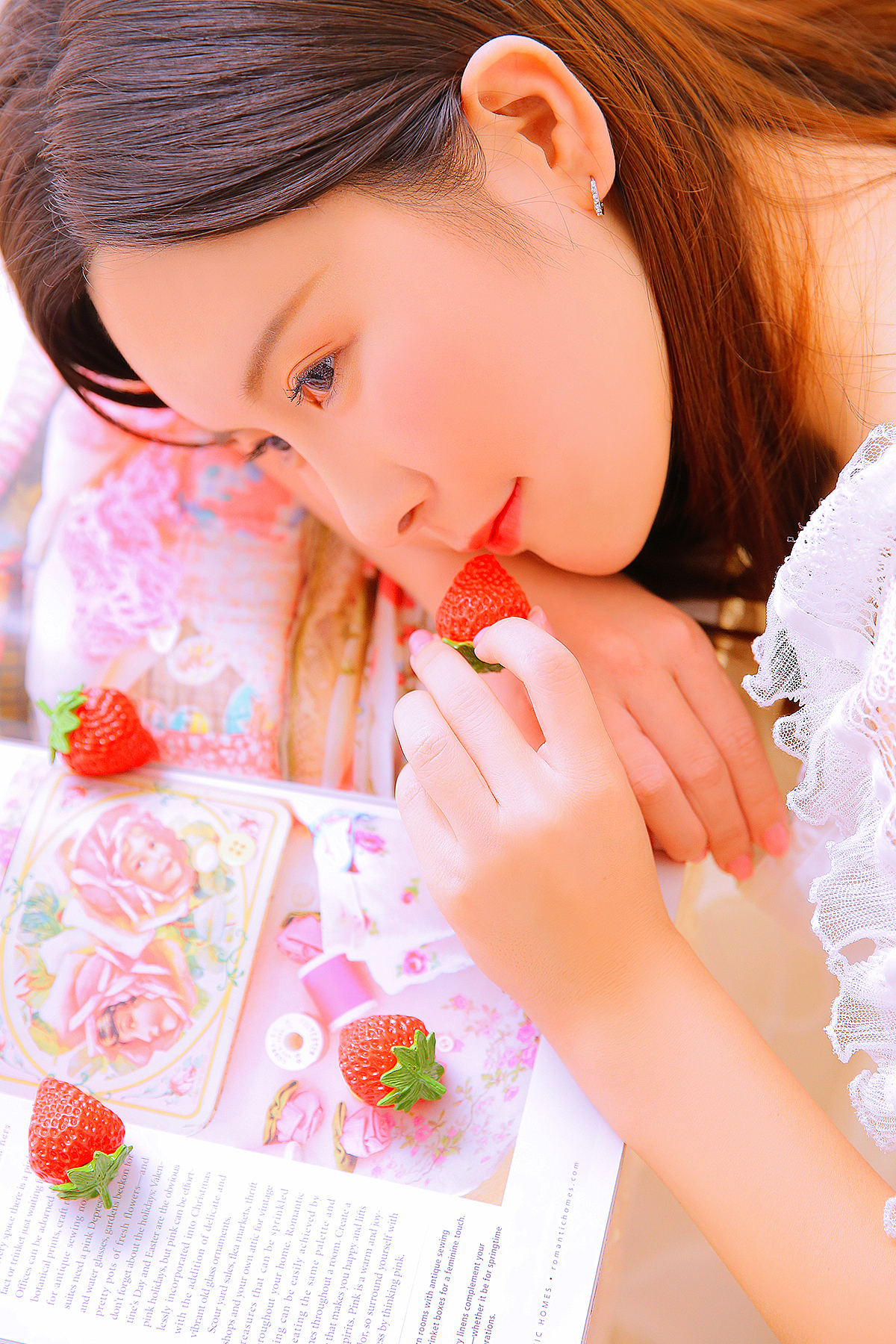草莓与你（图ZODEyNjQ3NjA=） - 人像摄影 - 站酷设计师宋若菲原创素材 - 站酷ZCOOL
