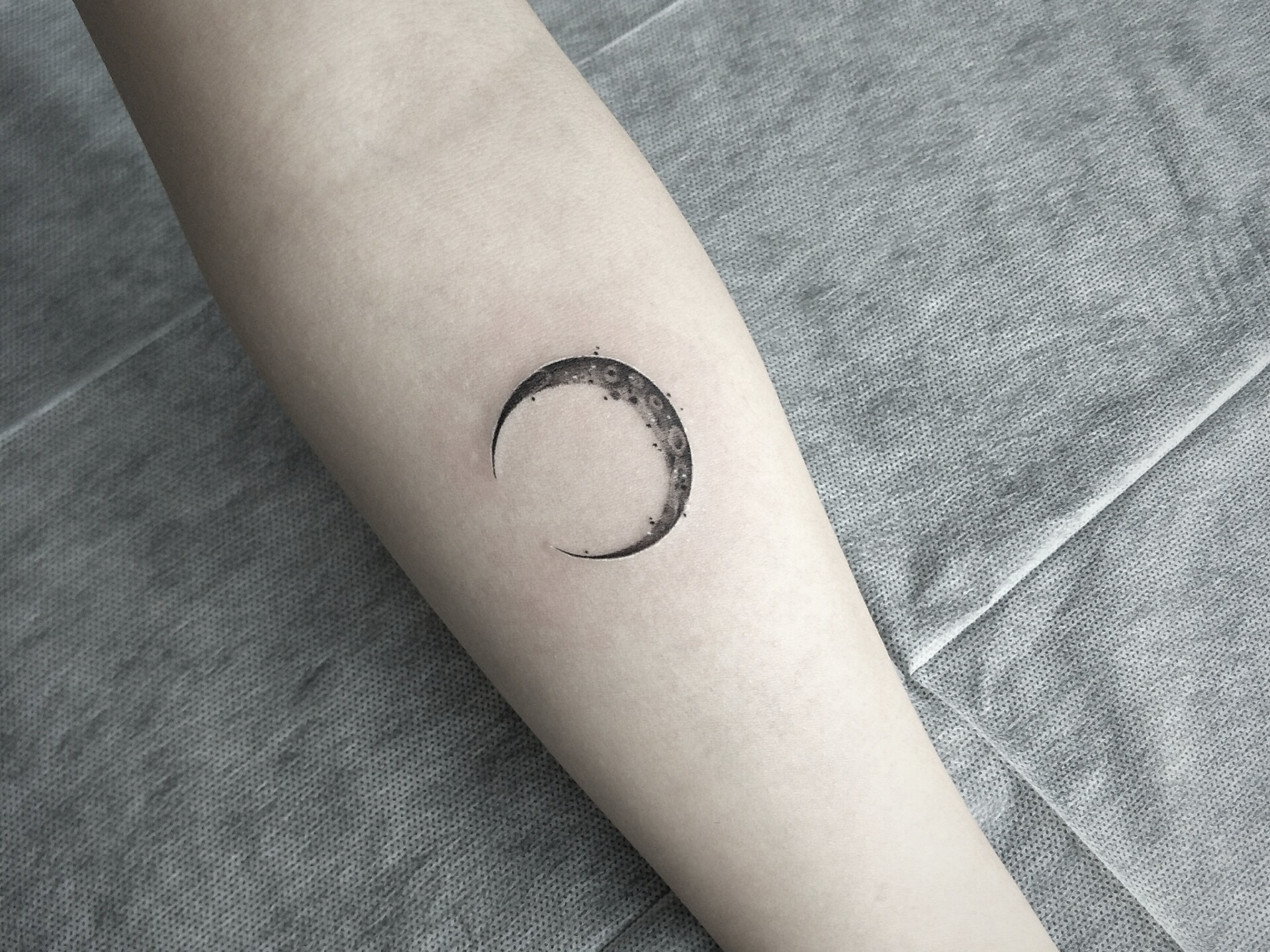 小臂黑灰月亮梵花纹身图案 - 北京纹彩刺青