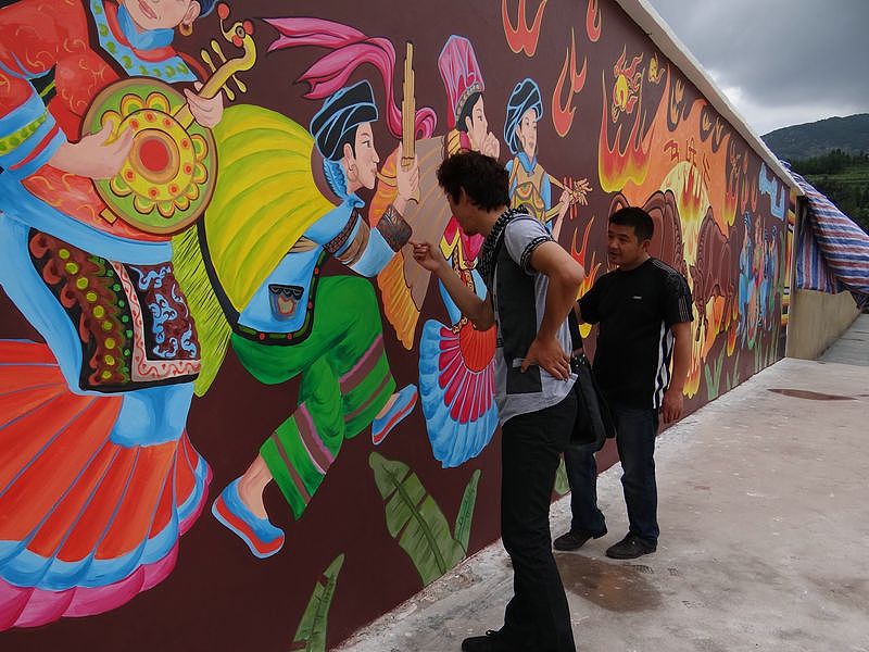 云南彝族传统斗牛火把节庆壁画舞台背景墙手工彩绘装饰