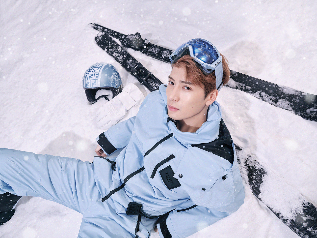 王嘉尔FENDI《周末画报》12月封面