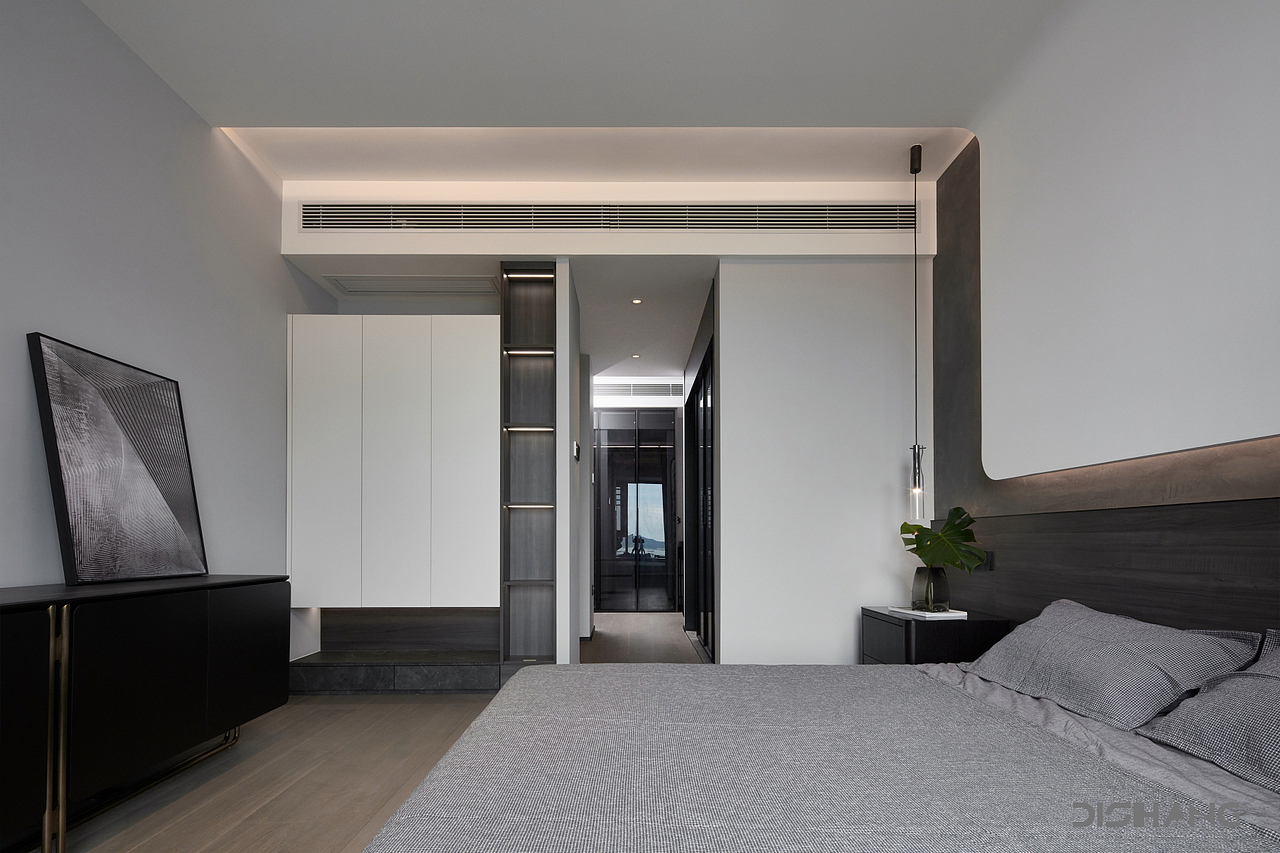 卧室简洁明了,整体低调而富有质感,吊顶直接延伸到墙面,打造立体造型,搭配隐形灯带,转弯处弧形设计,弱化墙体的棱角,与空间相辅相成,活跃了空间也提升了高级感。