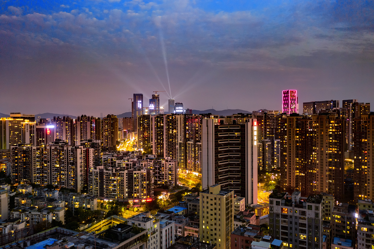 深圳龙华区上塘布龙路地面地铁仁合医院城市夜景