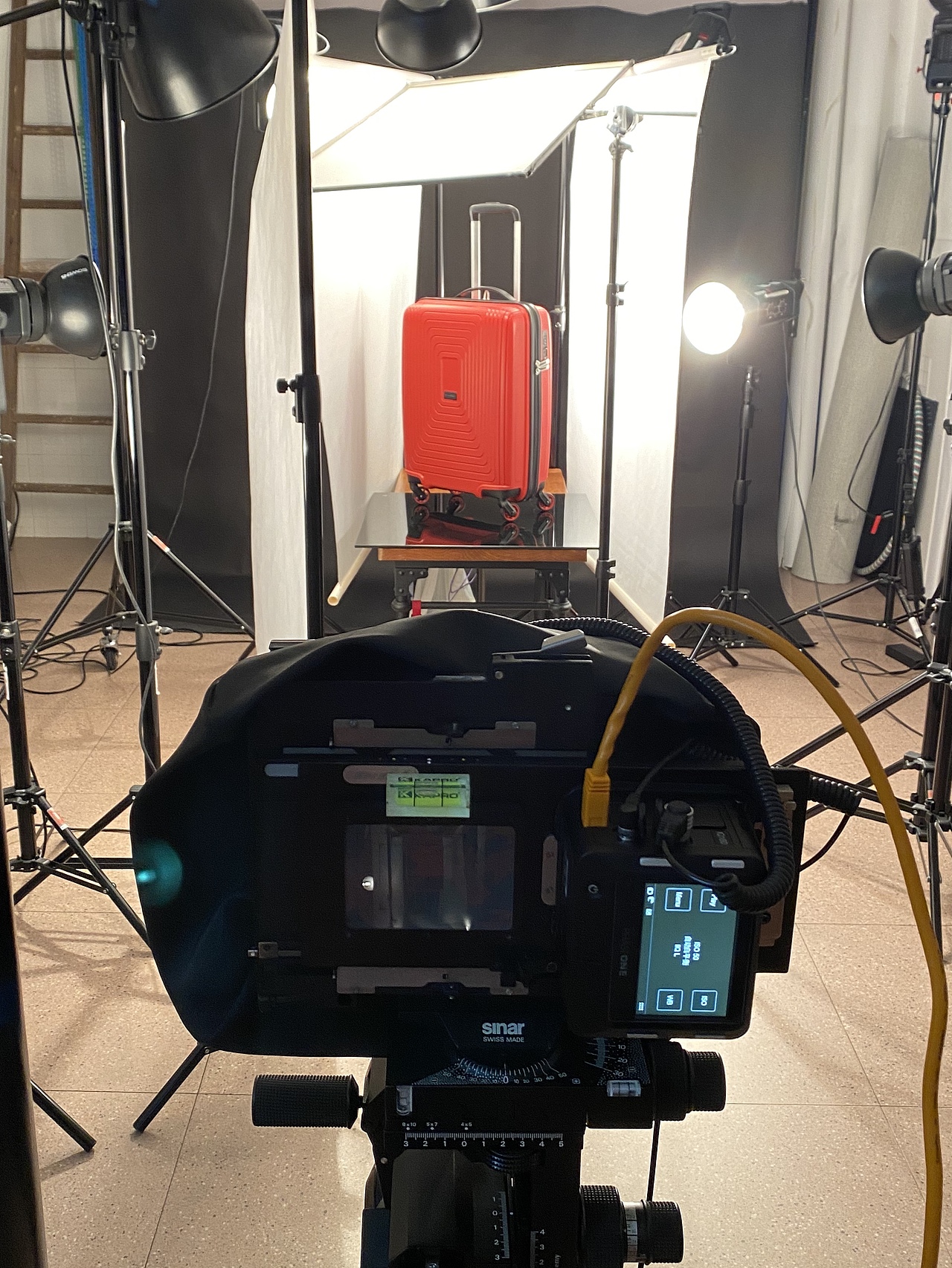 旅行箱褪底图拍摄产品拍摄附带拍摄现场