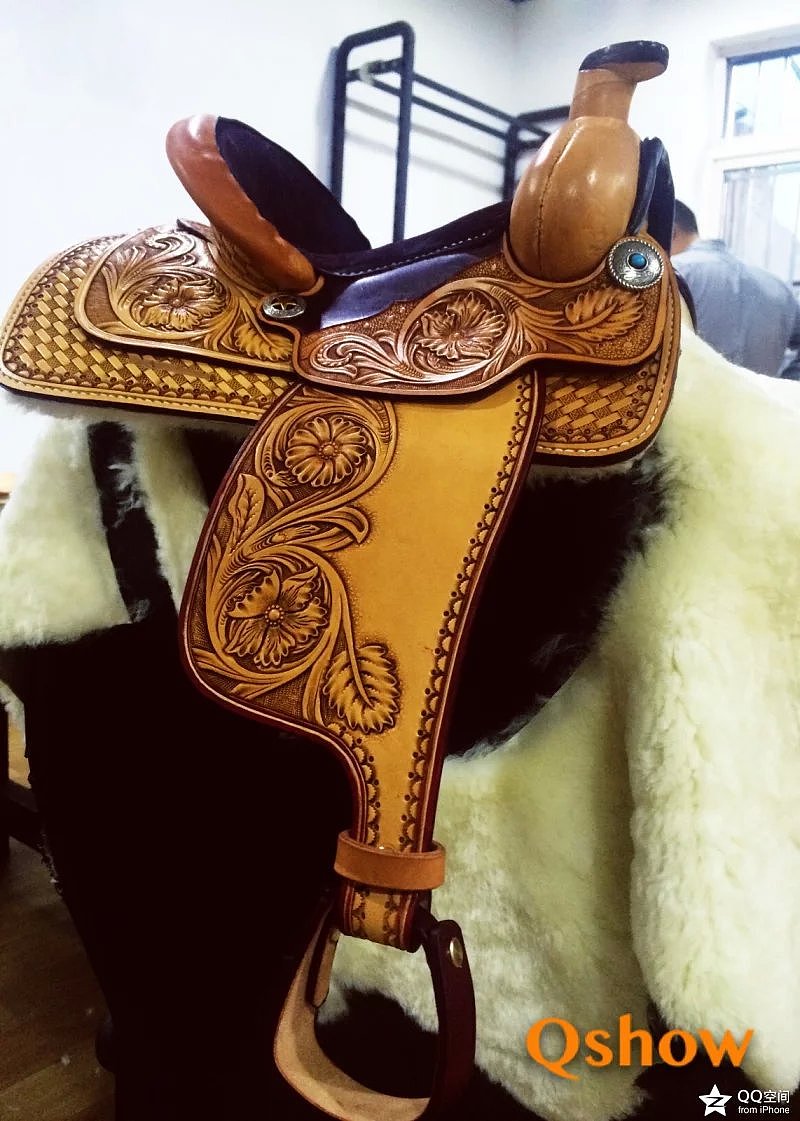 手工皮雕唐草缩小比例美国西部马鞍|手工艺|工艺品设计|奇绣堂皮雕