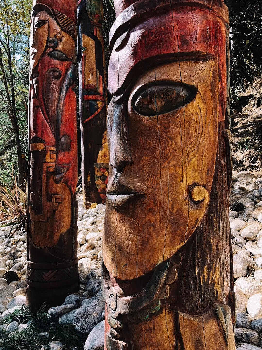 东巴秘境以东巴文化和雪山为主线,"一山一谷一城"为依托,打造雪山