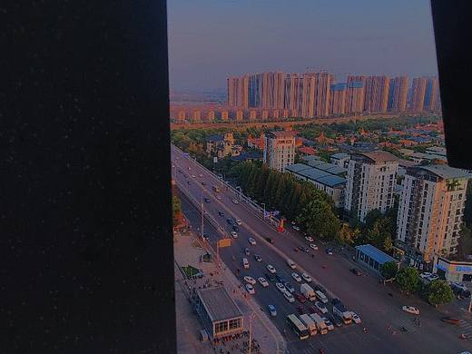 夕阳下的车水马龙