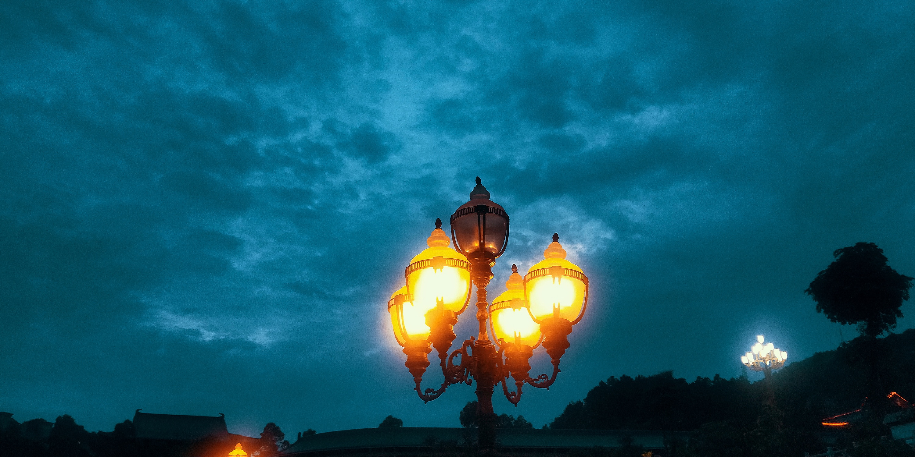 仲夏傍晚天空下的路灯|摄影|风光|_怡简 - 原创作品 - 站酷 (zcool)