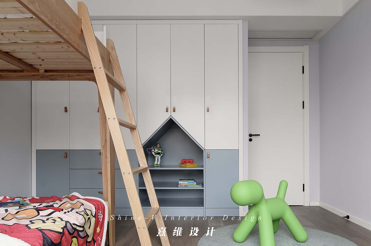 儿童房的衣柜被乳白与灰蓝一分为二,明亮又天真.