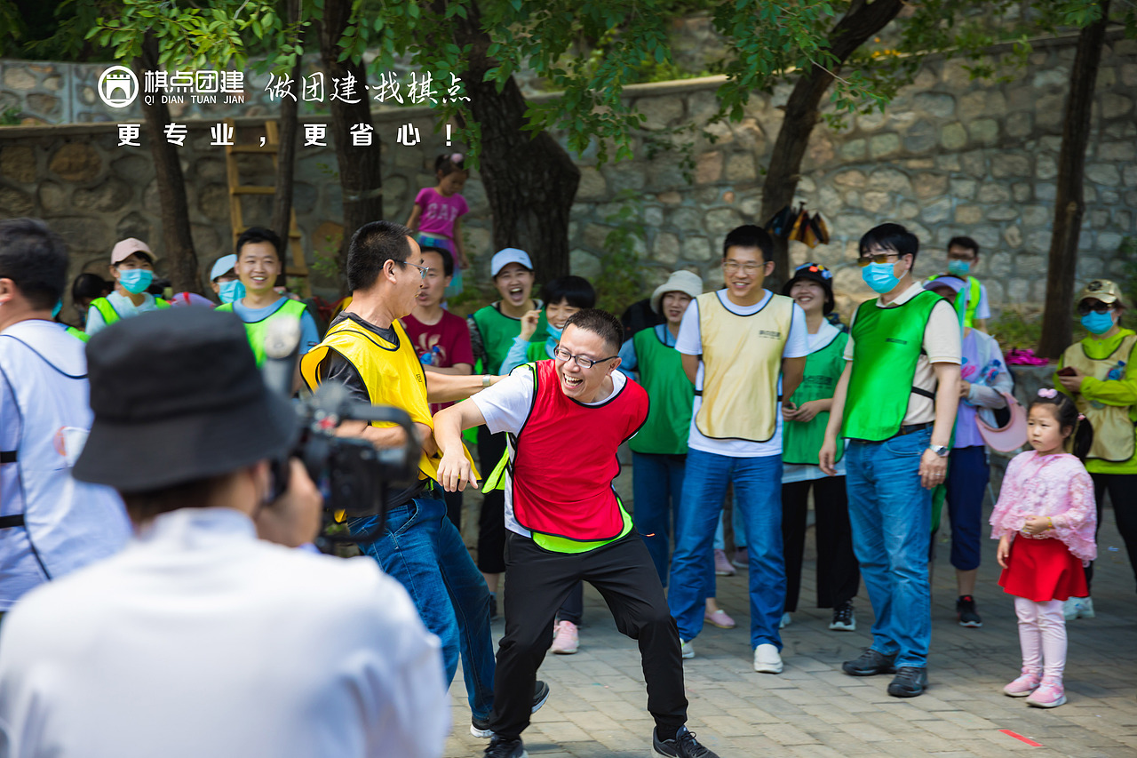 棋点团建出品|罗森伯格团建,上午凝聚力挑战赛,挑战项目2:《撕名牌》激发团队战斗力,为了集体荣誉拼搏争锋。