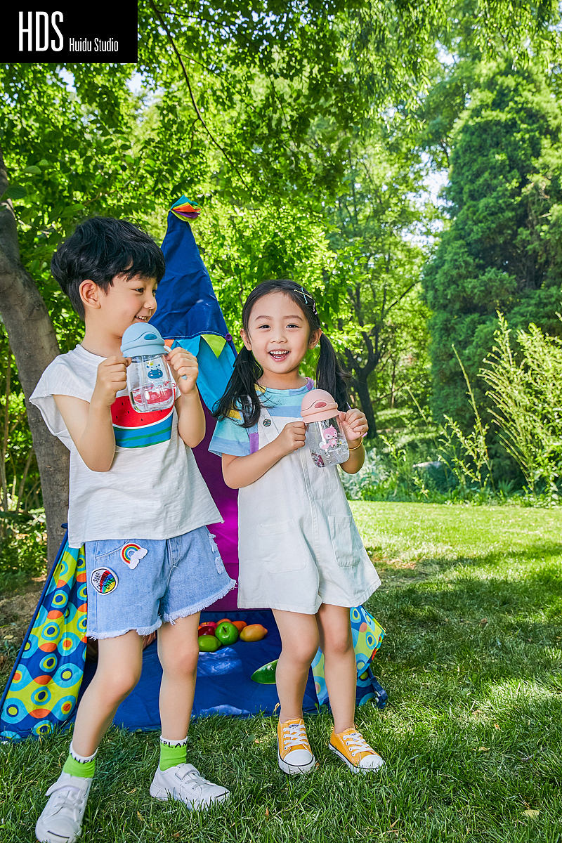 儿童水壶外景模特拍摄（图ZMTYxNDE5MDY0） - 人像摄影 - 站酷设计师HDS灰度电商原创素材 - 站酷ZCOOL