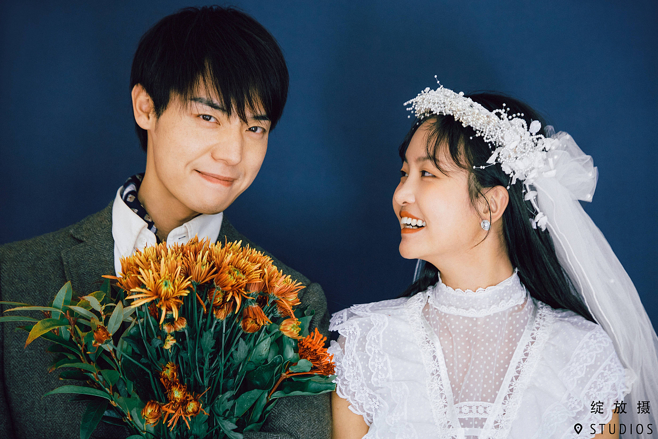 氛围感绝佳的室内轻复古婚纱照