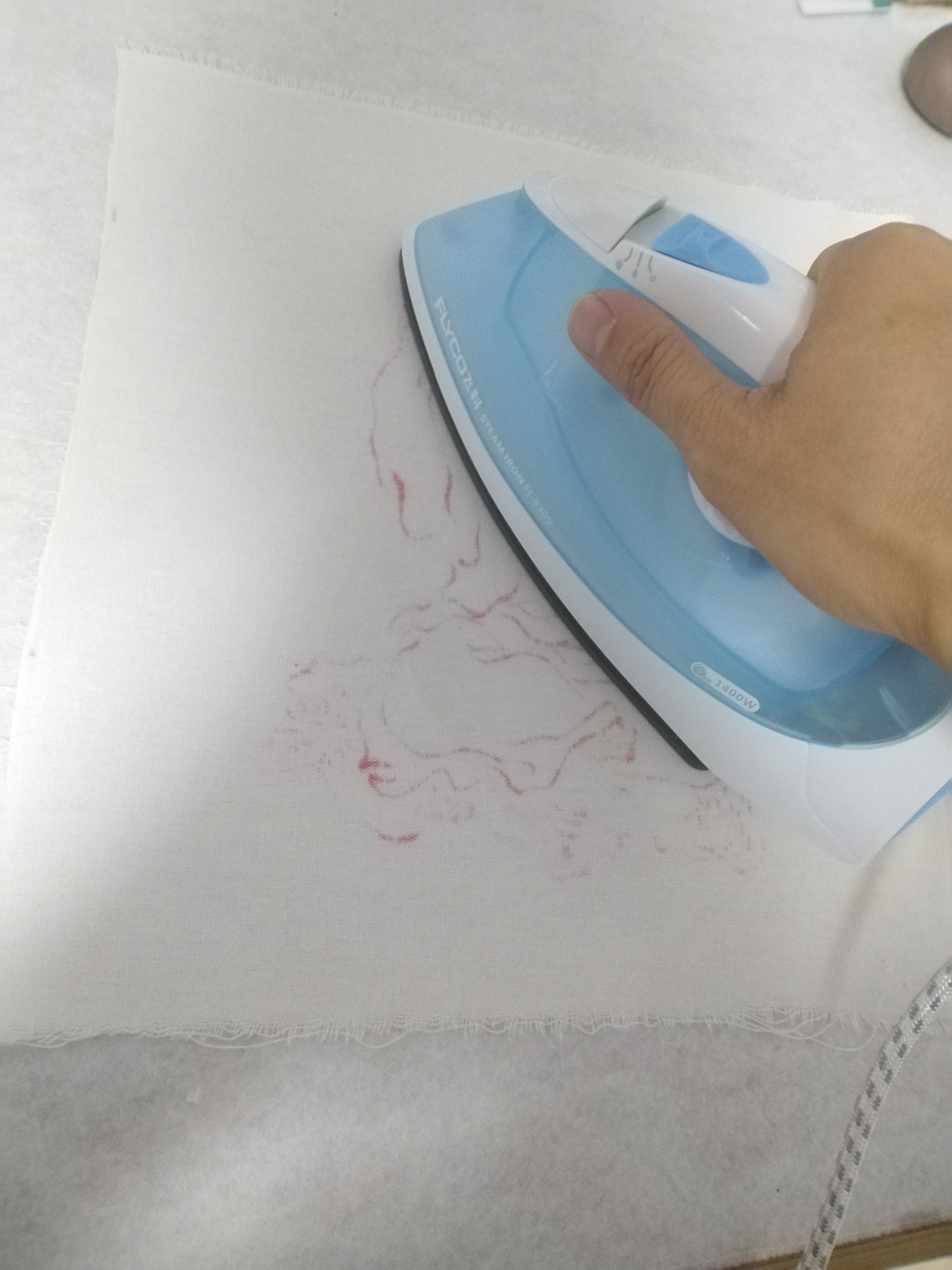 因为布有皱褶，所以要熨平