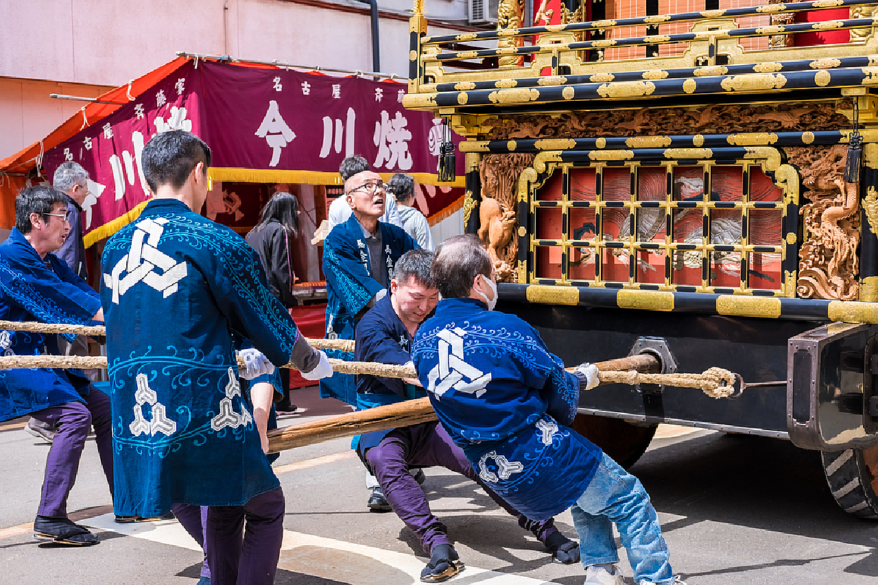 古川祭拉花车的人们,很是辛苦