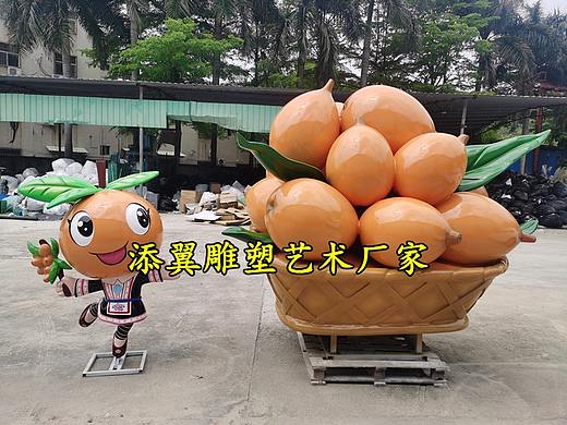 景区玻璃钢仿真枇杷篮子雕塑倾筐呈绿叶，重叠色何鲜