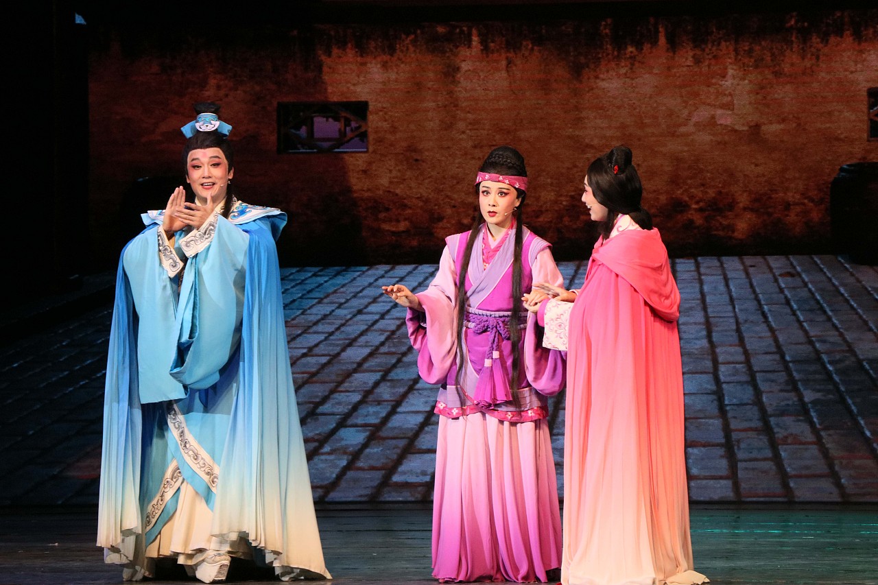 黄梅戏《小乔初嫁》舞台剧照