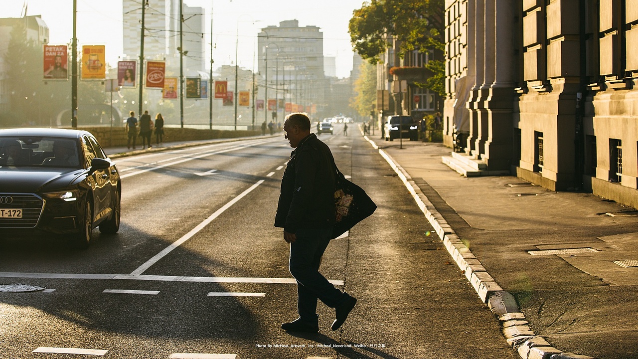 萨拉热窝事件不远处匆忙过着马路的大爷被金色的阳光勾勒出了金边。
