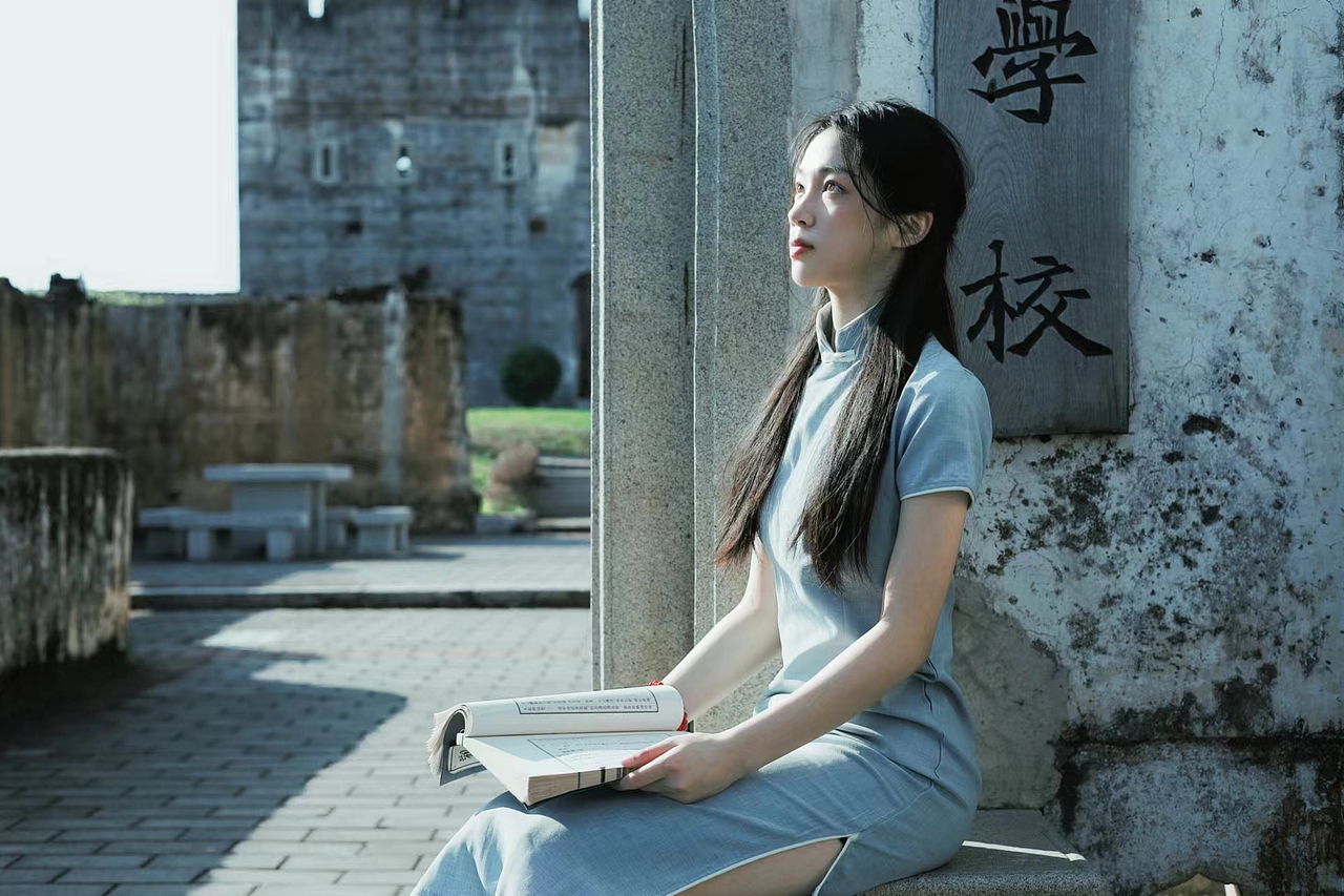 我见青山多抚媚