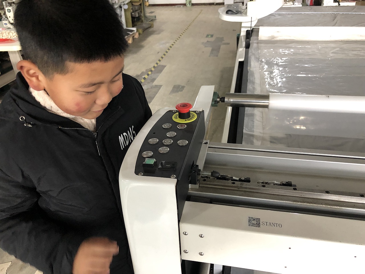 思坦途自动裁剪设备,自动化服装裁剪机,自动裁床