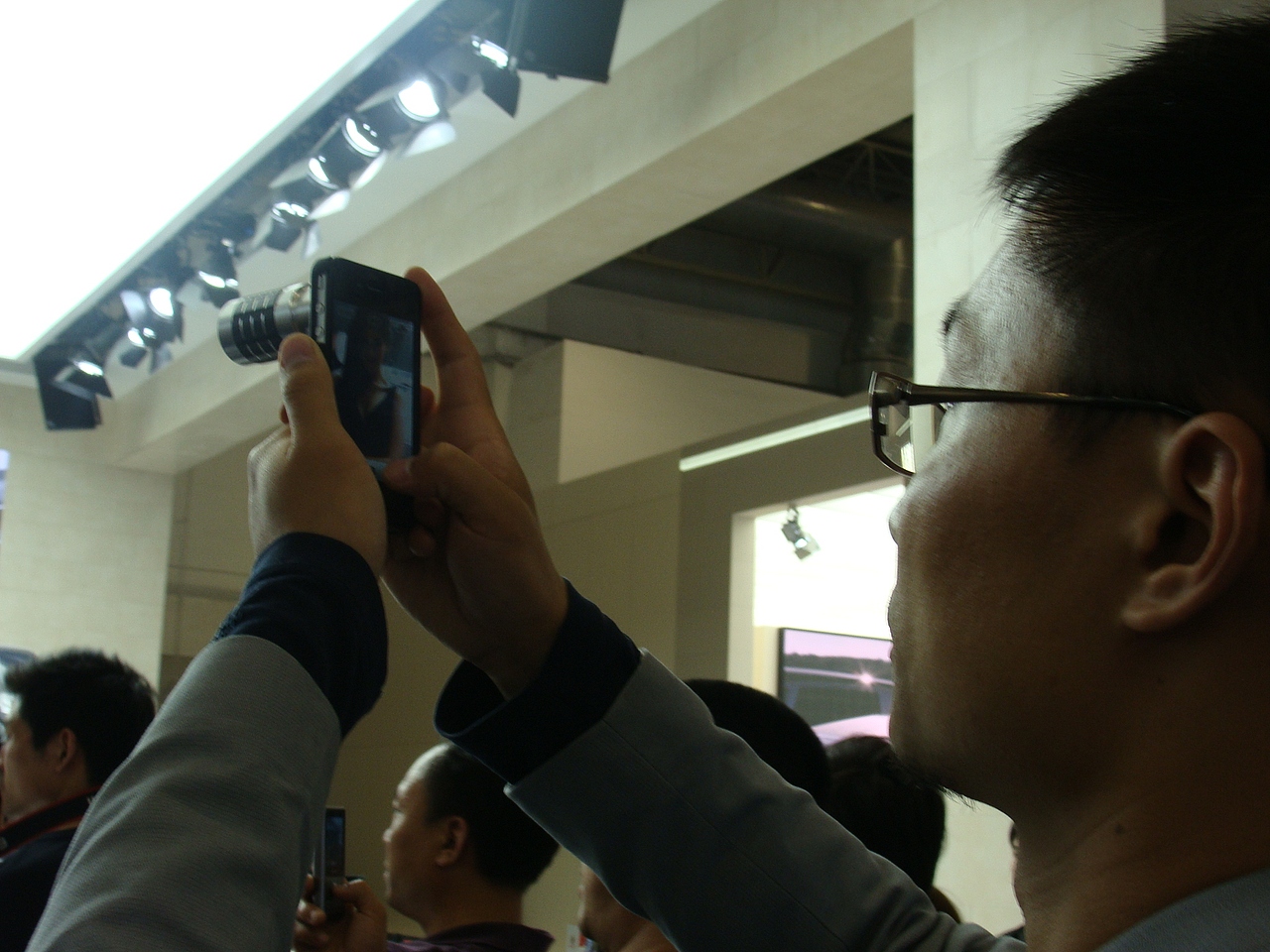 【2012北京国际汽车展】烈焰红唇、婀娜身姿、妖娆魅影（图ZNTYyOTE4OA==） - 人像摄影 - 站酷设计师Hi丶滚原创素材 - 站酷ZCOOL