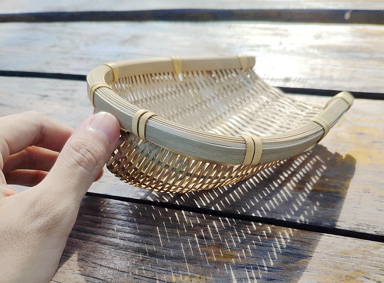 竹编簸箕里的淘金小龙