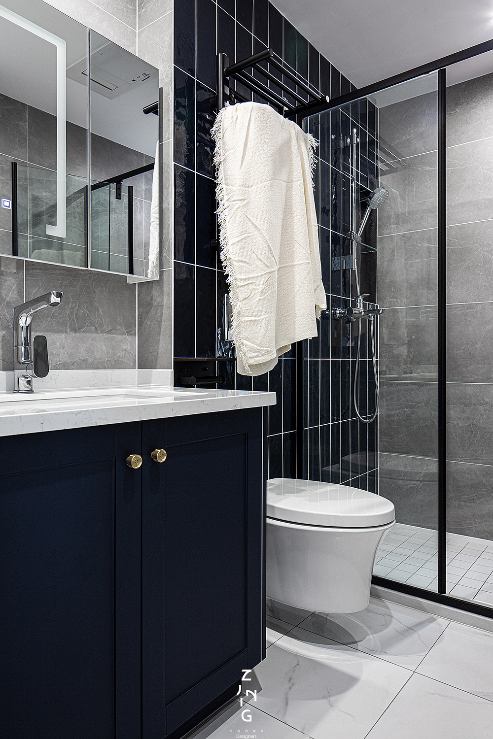 主卫是中性灰与深沉的夜空蓝结合，让人感觉清爽洁净。