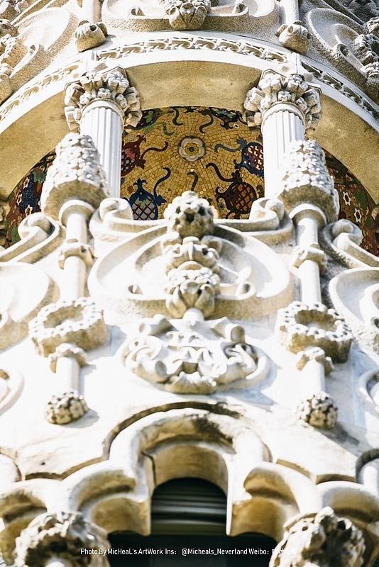 隐约可见的内部依旧布满了马赛克装饰画。