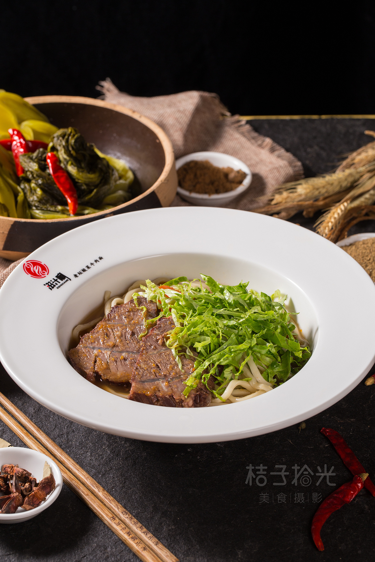 老坛酸菜牛肉面 | 桔子拾光美食摄影（图ZMTAzMDM1MTE2） - 产品摄影 - 站酷设计师桔子拾光美食摄影原创素材 - 站酷ZCOOL