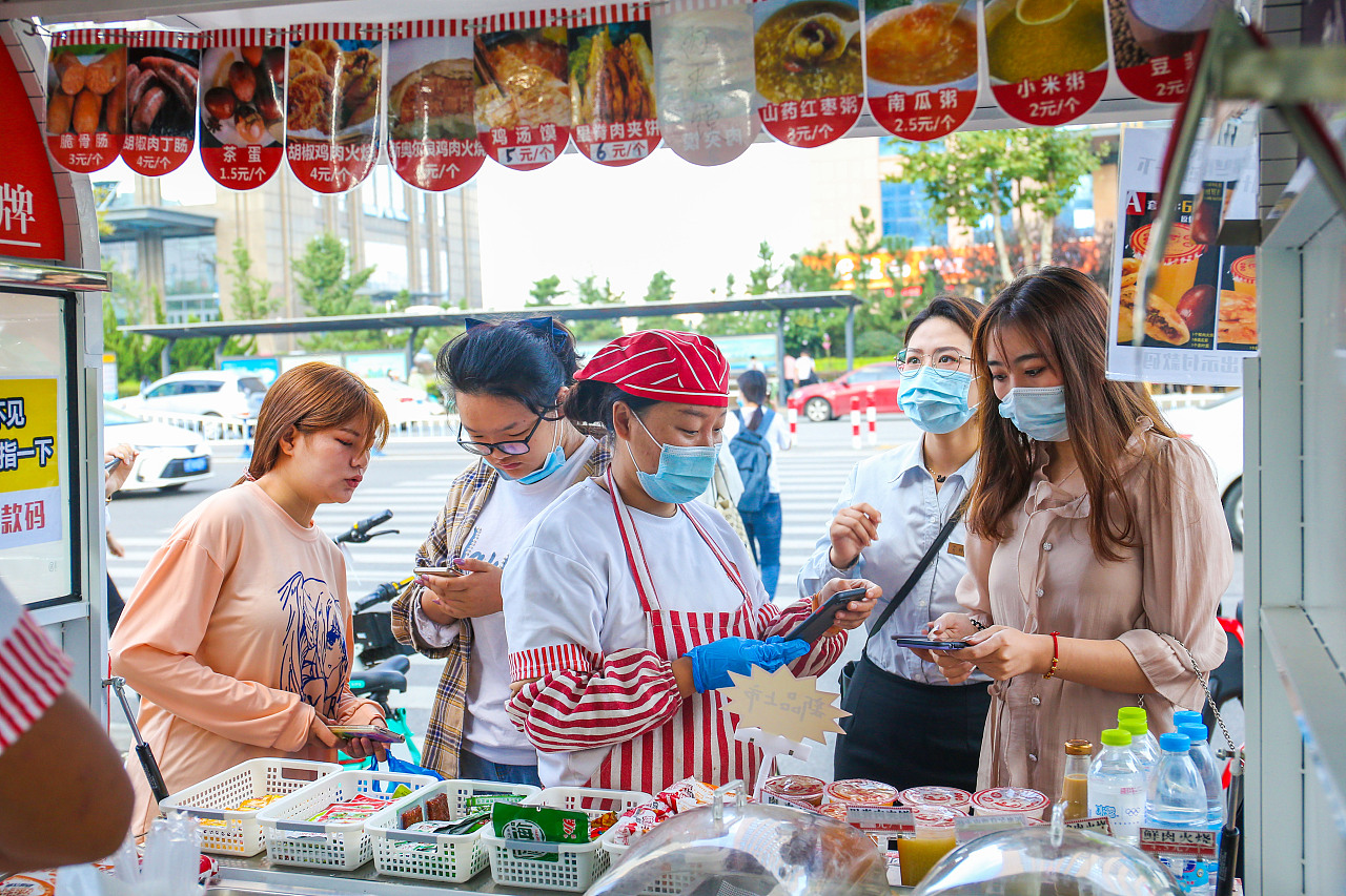 聋小志—红白相间的早餐车