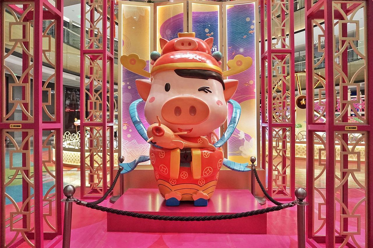 太原华润万象城美陈猪猪财神公仔设计