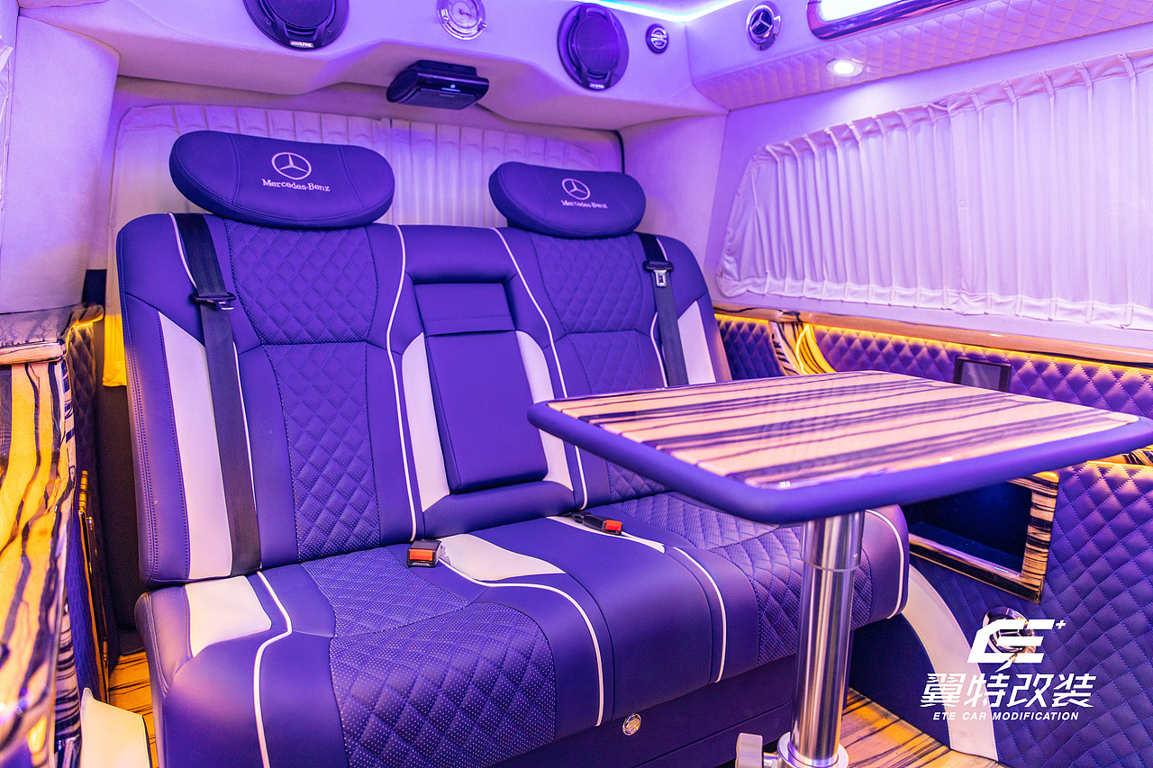 奔驰高顶威霆内饰